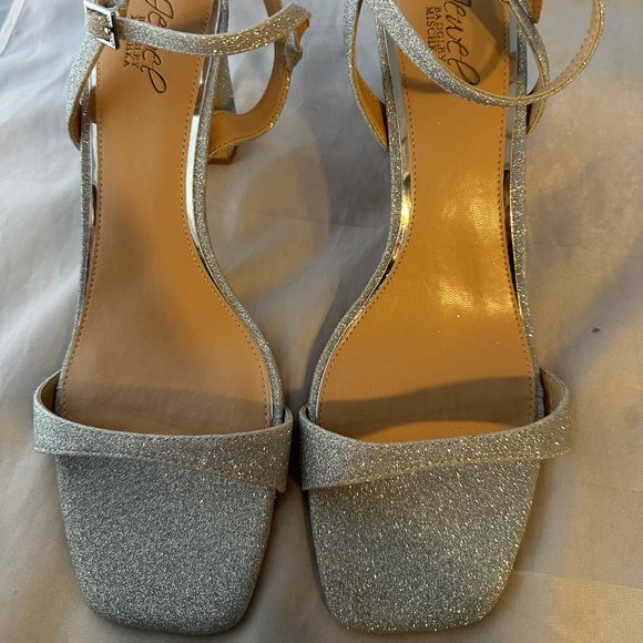 BADGLEY MISCHKA JEWEL Rayla Evening Sandals, Silver Fabric Women Size 10 M NEW - Picture 2 of 6